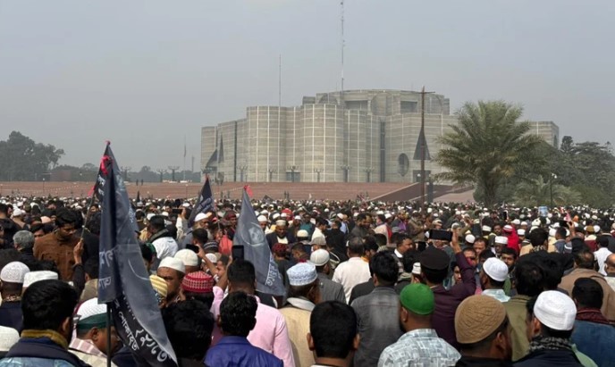 সাবেক প্রধানমন্ত্রী বেগম খালেদা জিয়ার জানাজায় অংশ নিতে লাখো মানুষের জনস্রোত